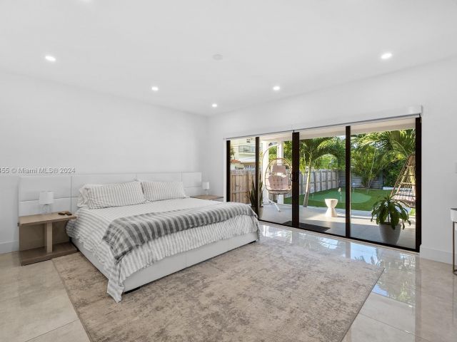 Продажа дома по адресу 861 NE 82nd St - фото 5709410