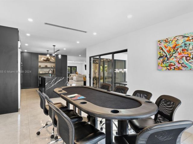 Продажа дома по адресу 861 NE 82nd St - фото 5709411