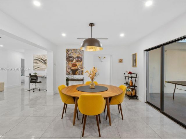 Продажа дома по адресу 861 NE 82nd St - фото 5709413