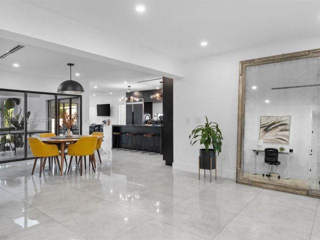 Продажа дома по адресу 861 NE 82nd St - фото 5709414