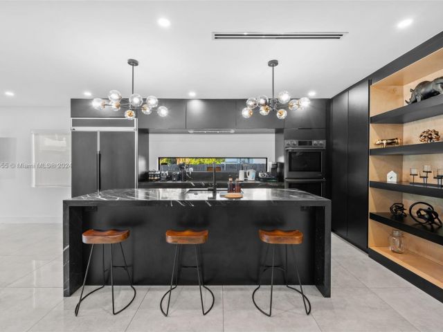 Продажа дома по адресу 861 NE 82nd St - фото 5709415