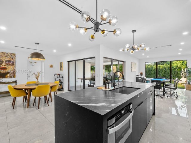 Продажа дома по адресу 861 NE 82nd St - фото 5709416