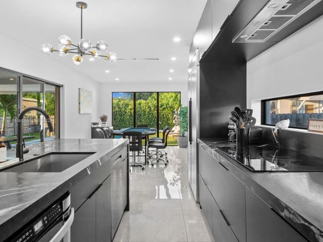 Продажа дома по адресу 861 NE 82nd St - фото 5709417