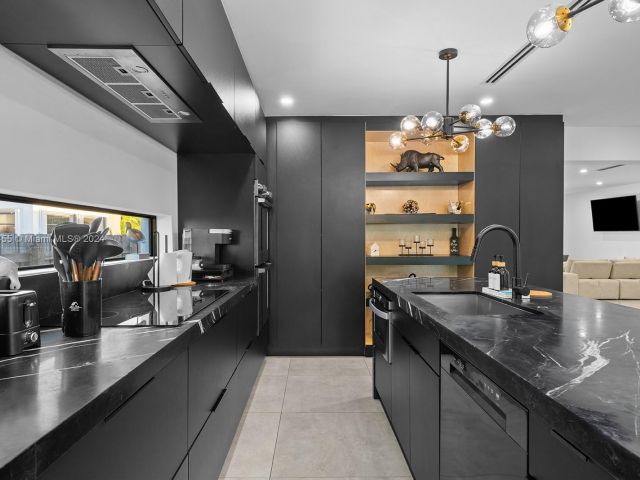 Продажа дома по адресу 861 NE 82nd St - фото 5709418