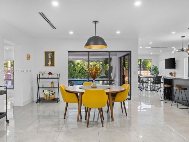 Продажа дома по адресу 861 NE 82nd St - фото 5709419