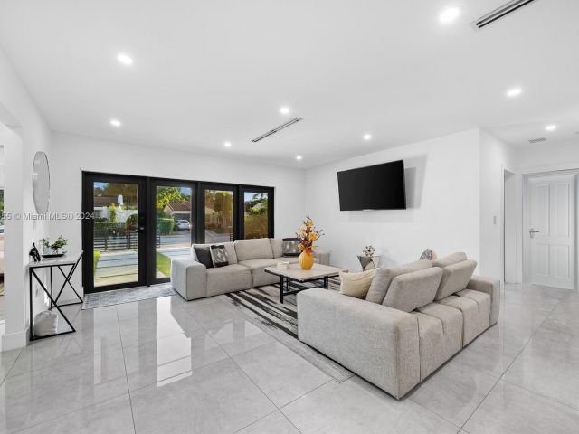 Продажа дома по адресу 861 NE 82nd St - фото 5709421