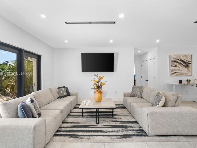 Продажа дома по адресу 861 NE 82nd St - фото 5709422