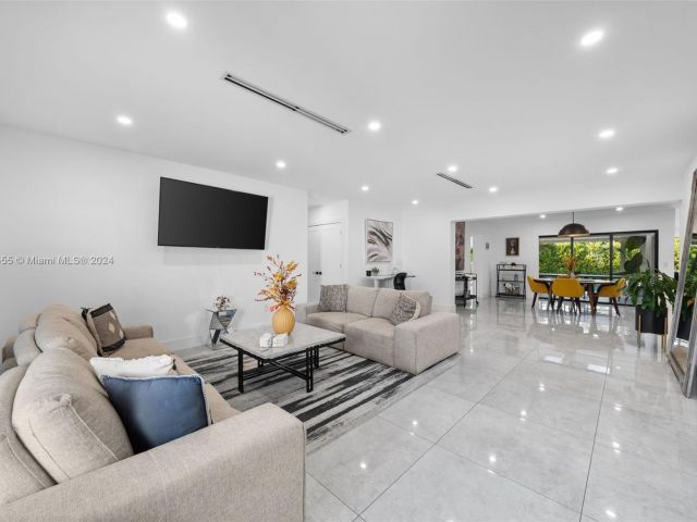 Продажа дома по адресу 861 NE 82nd St - фото 5709423