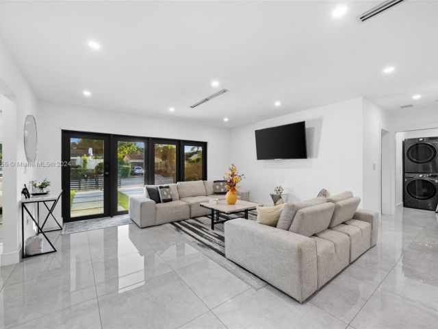 Продажа дома по адресу 861 NE 82nd St - фото 5709424