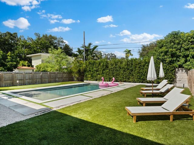 Продажа дома по адресу 861 NE 82nd St - фото 5709427