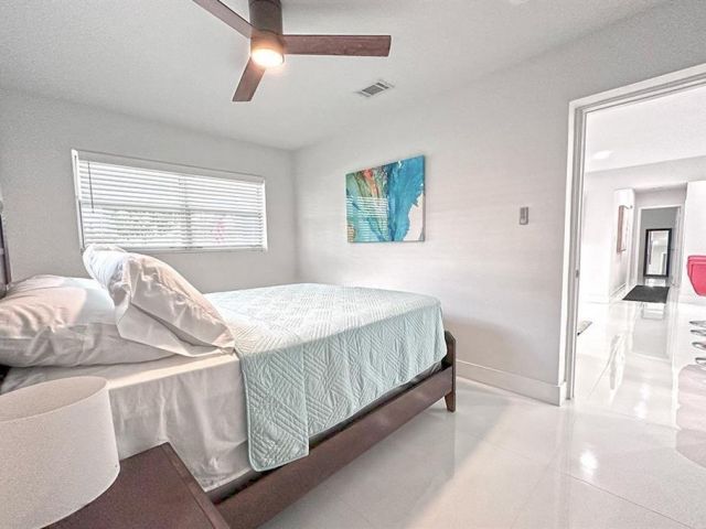 Продажа дома по адресу 2749 NW 9th Ave - фото 6254810