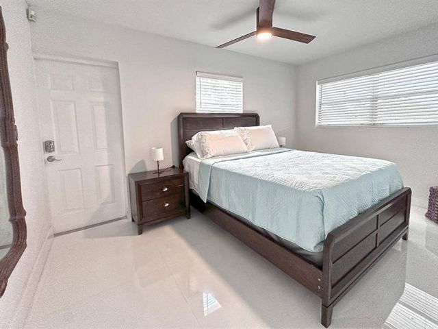 Продажа дома по адресу 2749 NW 9th Ave - фото 6254811