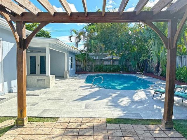 Продажа дома по адресу 2749 NW 9th Ave - фото 6254812