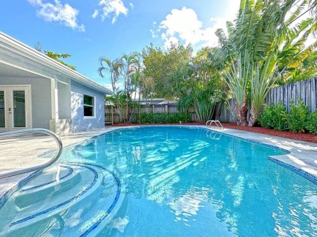 Продажа дома по адресу 2749 NW 9th Ave - фото 6254814