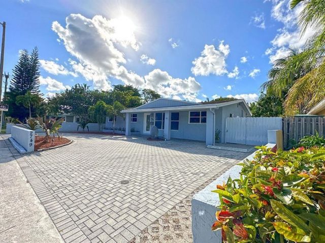 Продажа дома по адресу 2749 NW 9th Ave - фото 6254815