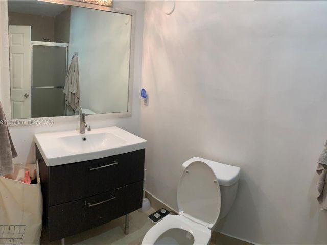 Продажа дома по адресу 815 NE 178th Ter - фото 5985566