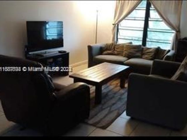 Продажа дома по адресу 815 NE 178th Ter - фото 5985578