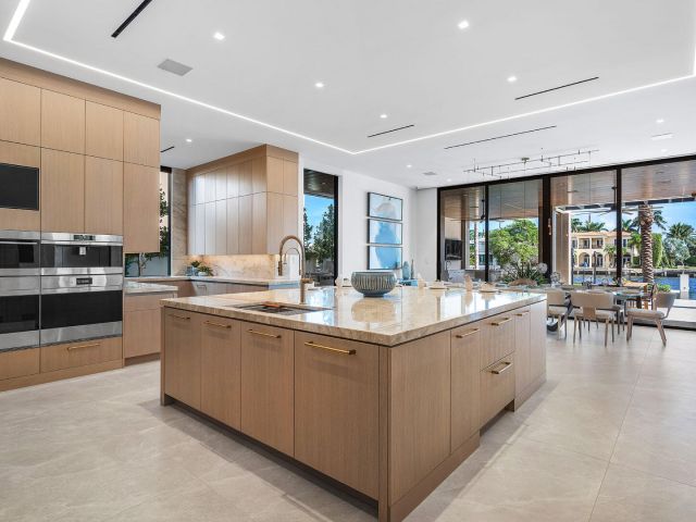 Продажа дома по адресу 1520 Royal Palm Way - фото 5591698