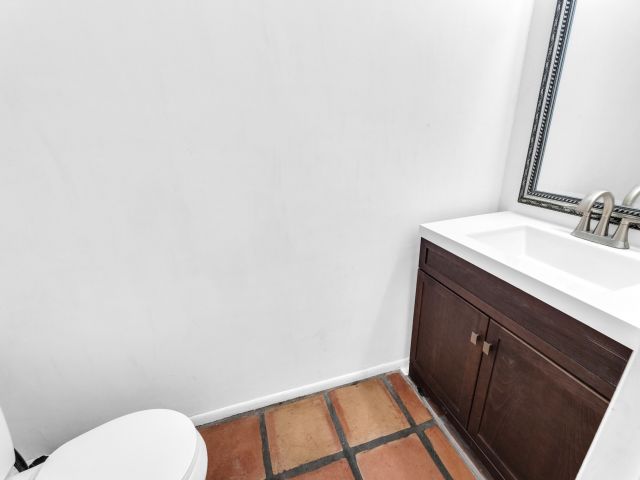 Продажа дома по адресу 1912 NE 6th Street - фото 8440778