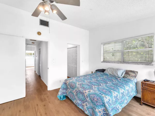 Продажа дома по адресу 1912 NE 6th Street - фото 9025718