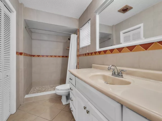 Продажа дома по адресу 1912 NE 6th Street - фото 9025719