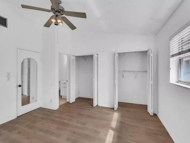 Продажа дома по адресу 1912 NE 6th Street - фото 9025723