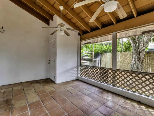 Продажа дома по адресу 1912 NE 6th Street - фото 9025733