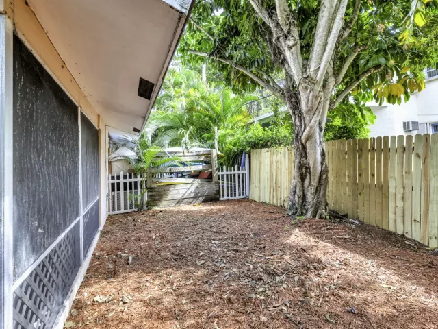 Продажа дома по адресу 1912 NE 6th Street - фото 9025737