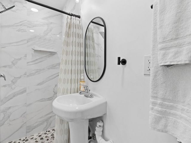 Продажа дома по адресу 615 SE 11th Ave - фото 5901091