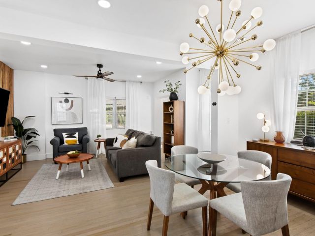 Продажа дома по адресу 615 SE 11th Ave - фото 5901096