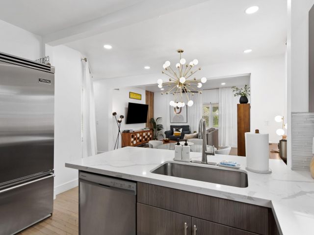 Продажа дома по адресу 615 SE 11th Ave - фото 5901098