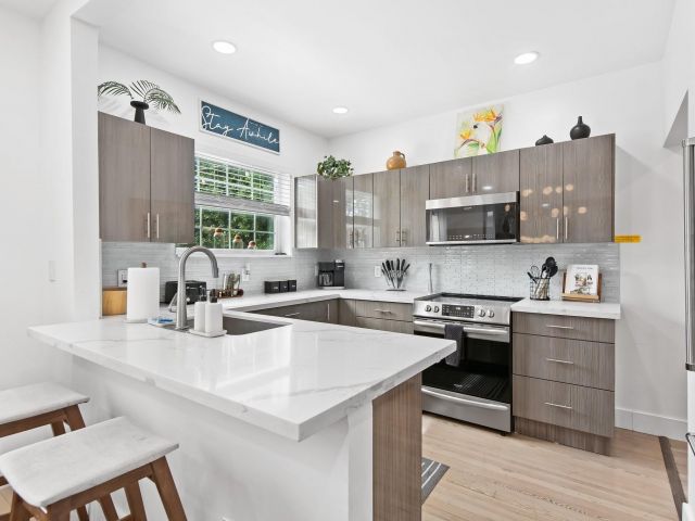 Продажа дома по адресу 615 SE 11th Ave - фото 5901099