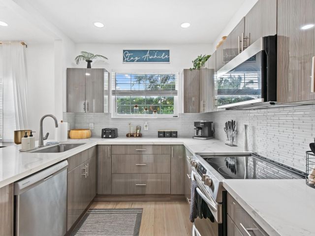 Продажа дома по адресу 615 SE 11th Ave - фото 5901102