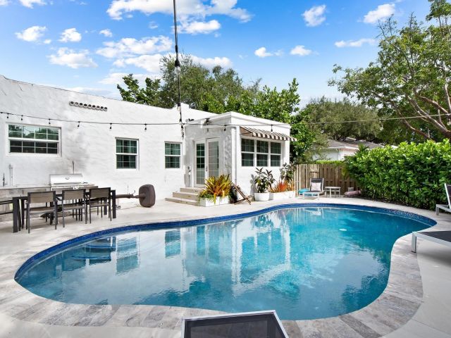 Продажа дома по адресу 615 SE 11th Ave - фото 5901103