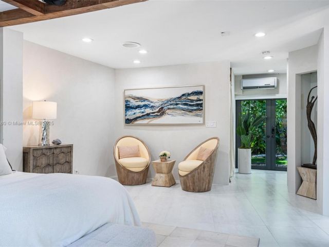 Дом в аренду по адресу 1675 Coral Gardens Dr - фото 6137435