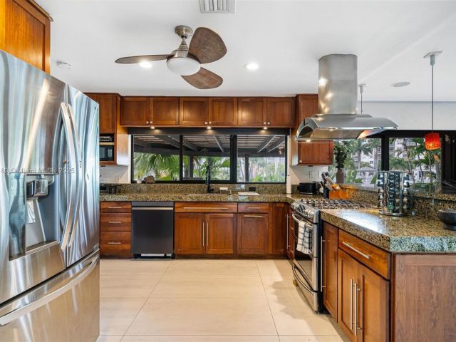 Дом в аренду по адресу 1675 Coral Gardens Dr - фото 6137439