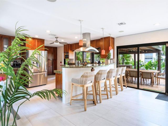 Дом в аренду по адресу 1675 Coral Gardens Dr - фото 6137441