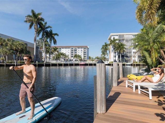 Дом в аренду по адресу 1675 Coral Gardens Dr - фото 6137452