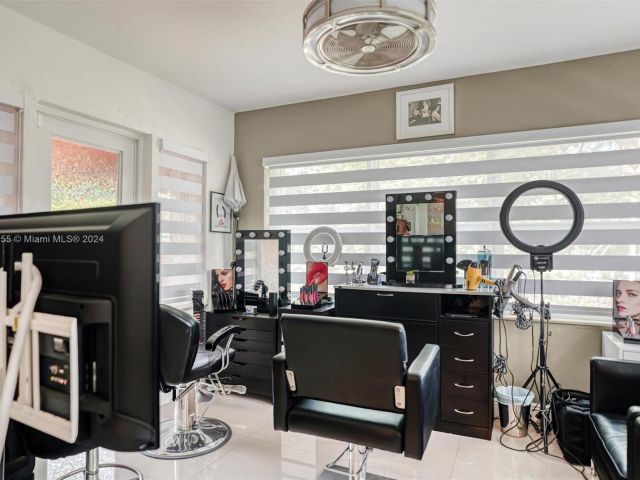 Продажа дома по адресу 1900 SW 21st Ave - фото 6204676