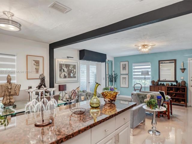 Продажа дома по адресу 1900 SW 21st Ave - фото 6204677