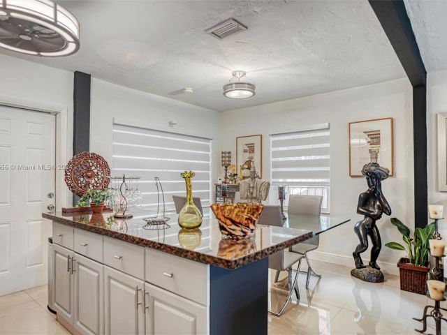 Продажа дома по адресу 1900 SW 21st Ave - фото 6204679