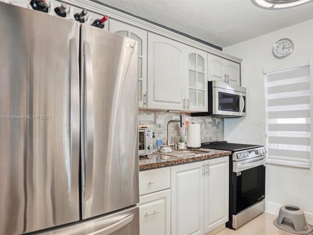 Продажа дома по адресу 1900 SW 21st Ave - фото 6204680