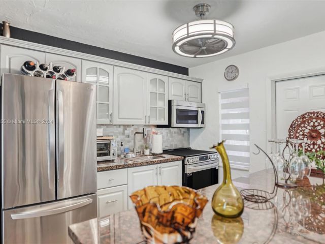 Продажа дома по адресу 1900 SW 21st Ave - фото 6204681