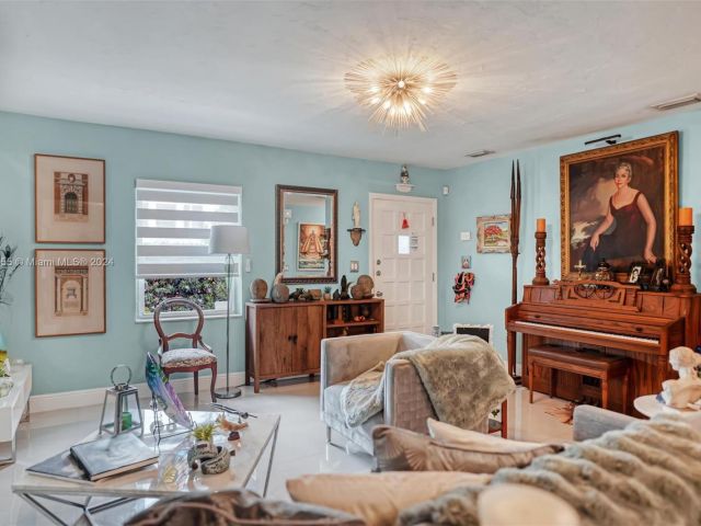 Продажа дома по адресу 1900 SW 21st Ave - фото 6204685