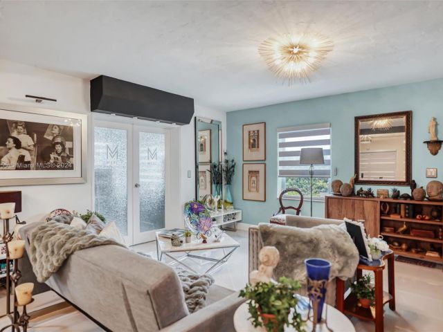 Продажа дома по адресу 1900 SW 21st Ave - фото 6204686