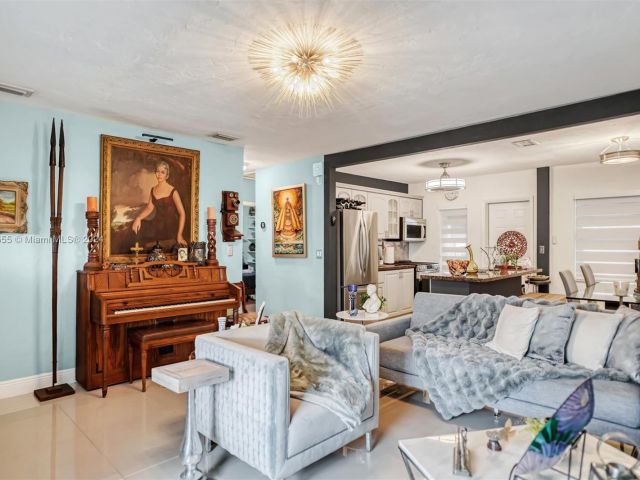 Продажа дома по адресу 1900 SW 21st Ave - фото 6204687