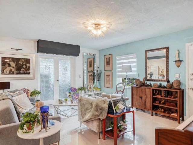 Продажа дома по адресу 1900 SW 21st Ave - фото 6204688