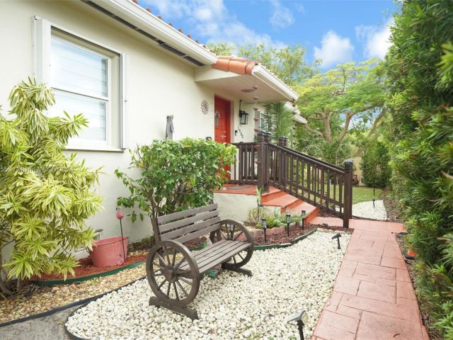 Продажа дома по адресу 1900 SW 21st Ave - фото 6204691