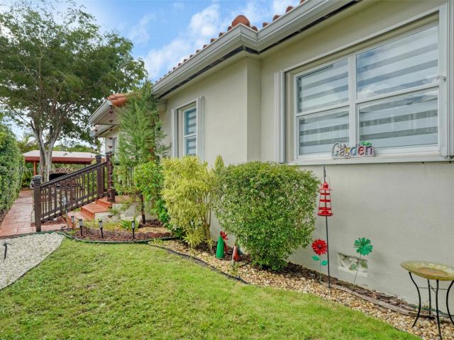 Продажа дома по адресу 1900 SW 21st Ave - фото 6204692