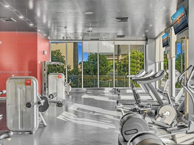 Продажа дома по адресу 2602 E Hallandale Beach Blvd Unit #R2708 - фото 5524536